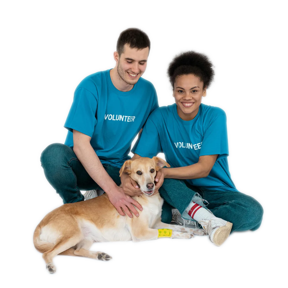 Pareja feliz con un perro rescatado en Galicia, Vigo